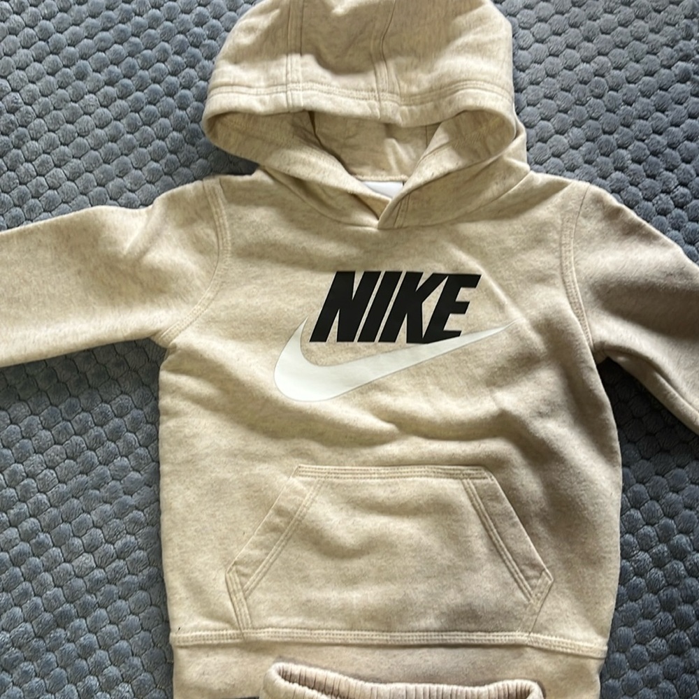 Nike sweatsuit barely worn. 3T